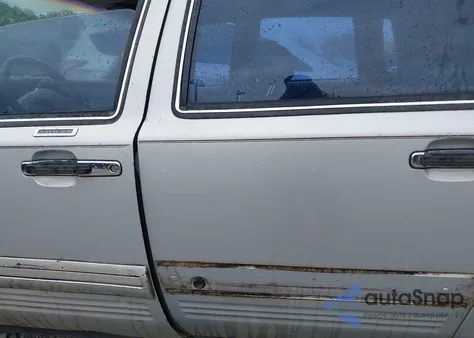 1996 Lincoln Town Car Executive z USA, uszkodzony, nr VIN 1LNLM81W7TY669628